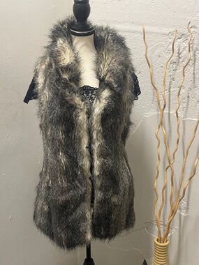 Stunning, vintage-inspired GUESS faux fur vest.